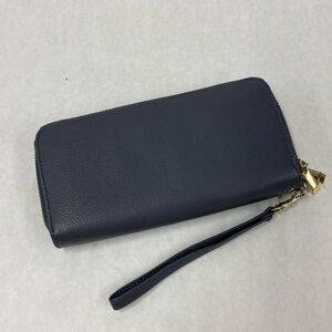 A new day brand women’s wallet. Color: grey